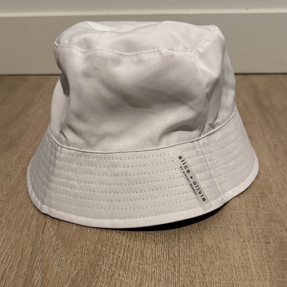 Alice + Olivia Clean White Cotton Bucket Hat with Logo Tag - Picture 2 of 4